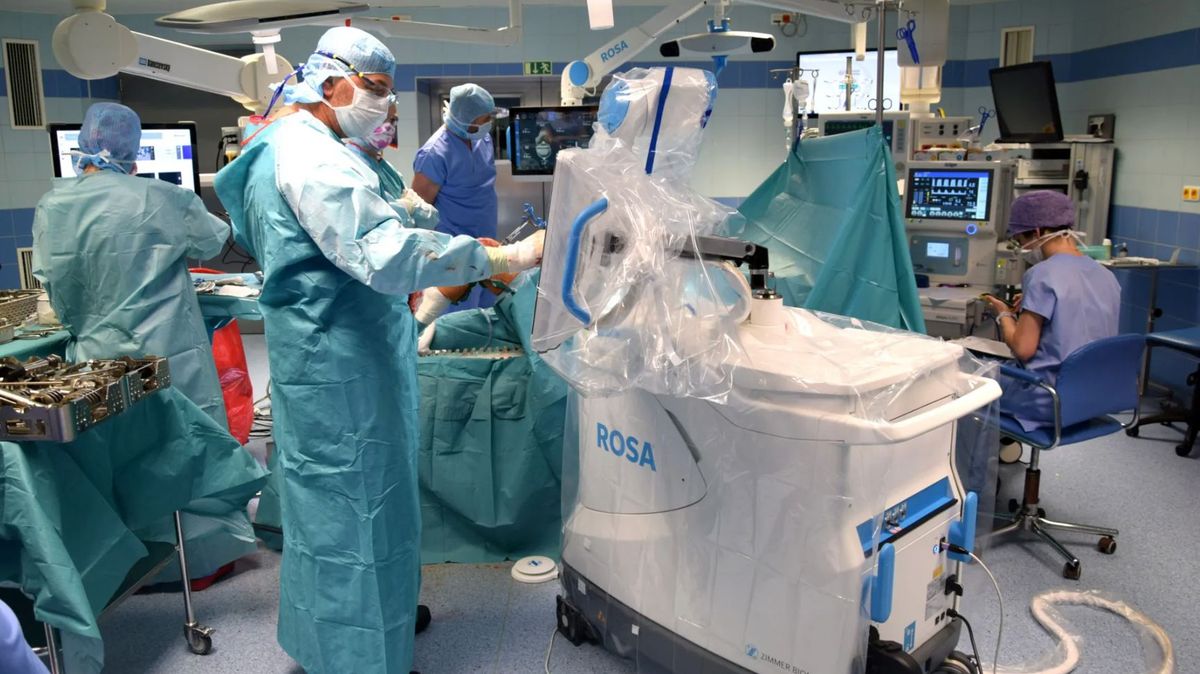 Roboti operují kolena i v benešovské nemocnici, pacienti si připlatí desítky tisíc